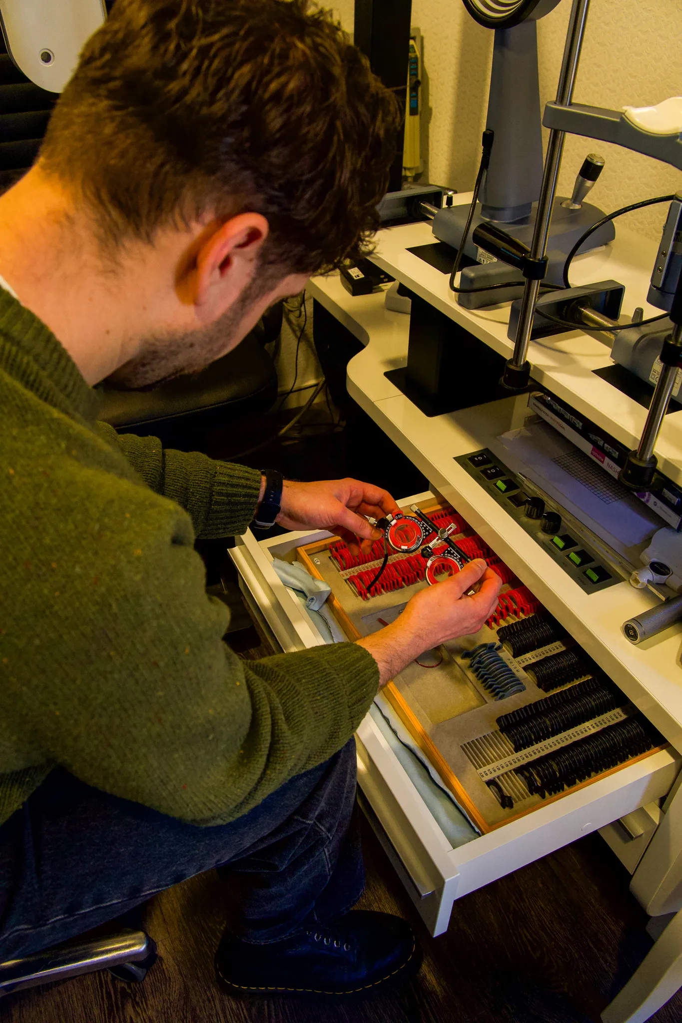Opticien Koen slijpt en monteert brillenglazen in het eigen atelier van Von Oy